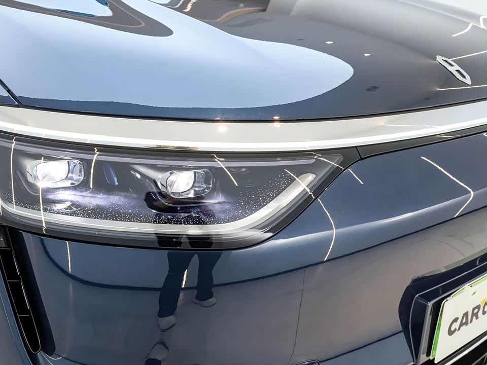 AITO Ask the world M8