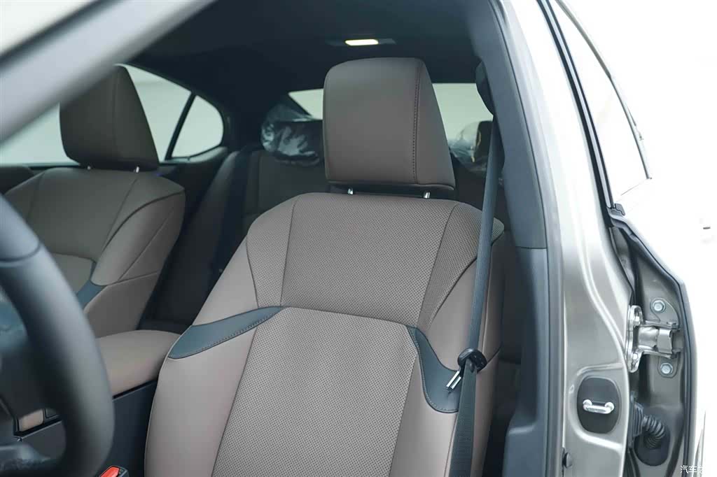 Lexus ES, 2026 14