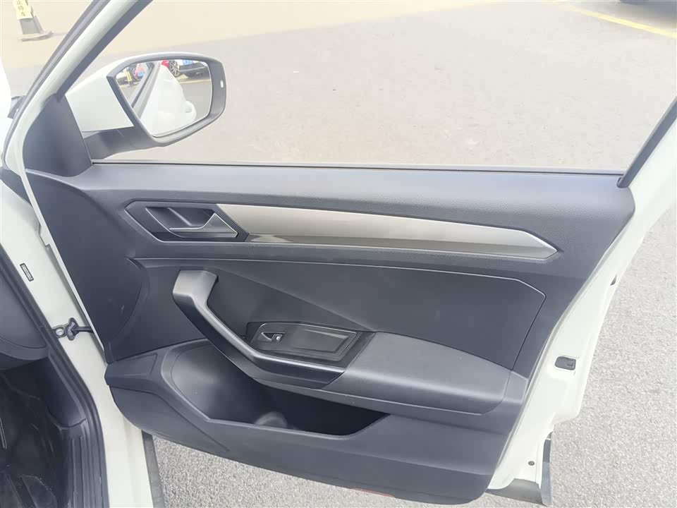 Volkswagen T-ROC exploring Songs