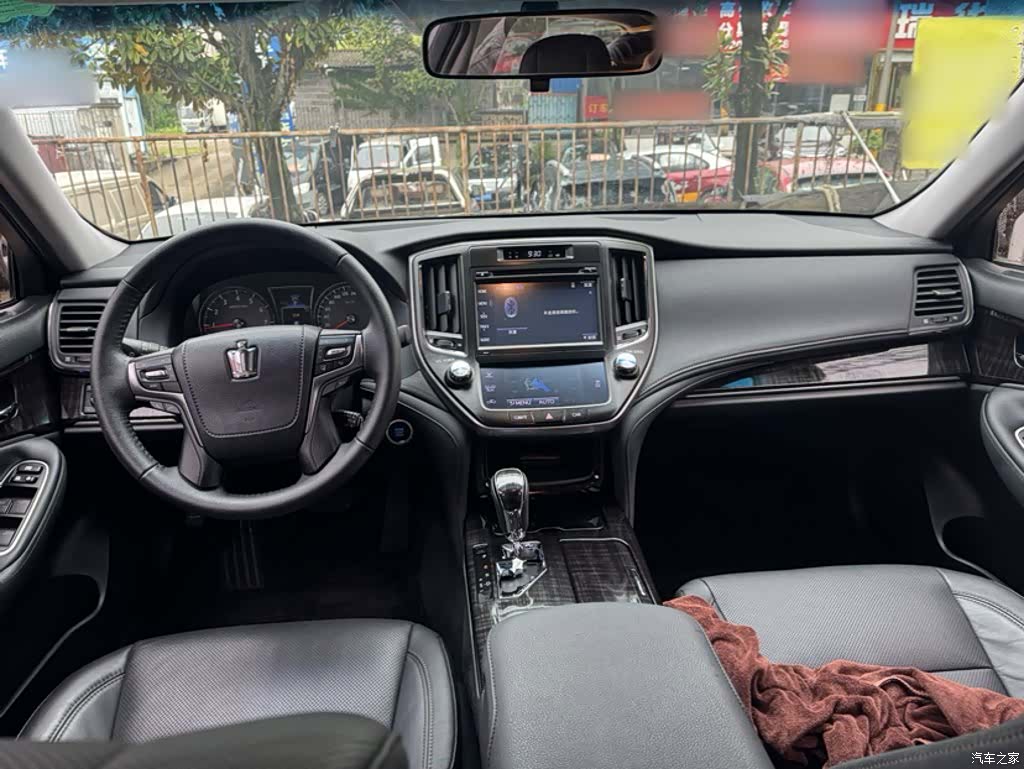 Toyota Crown, 2017 10