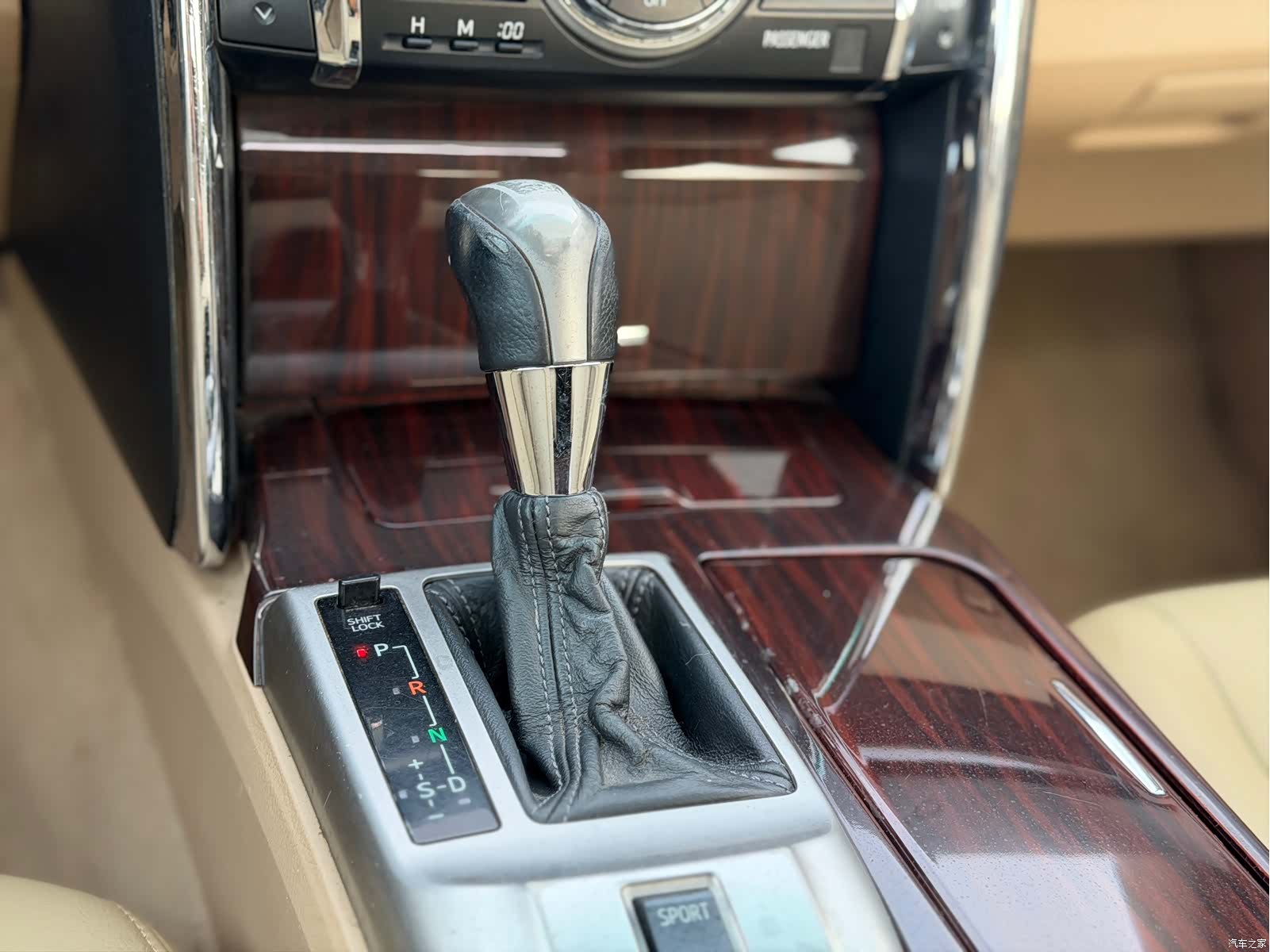 Toyota 2.5V, 2010 16