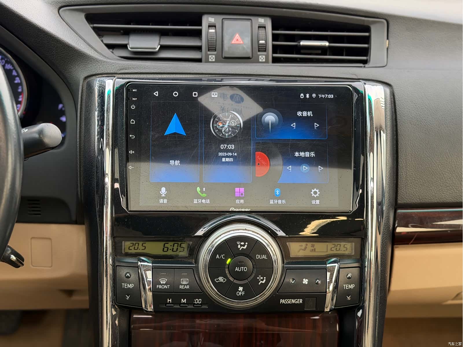 Toyota 2.5V, 2010 17