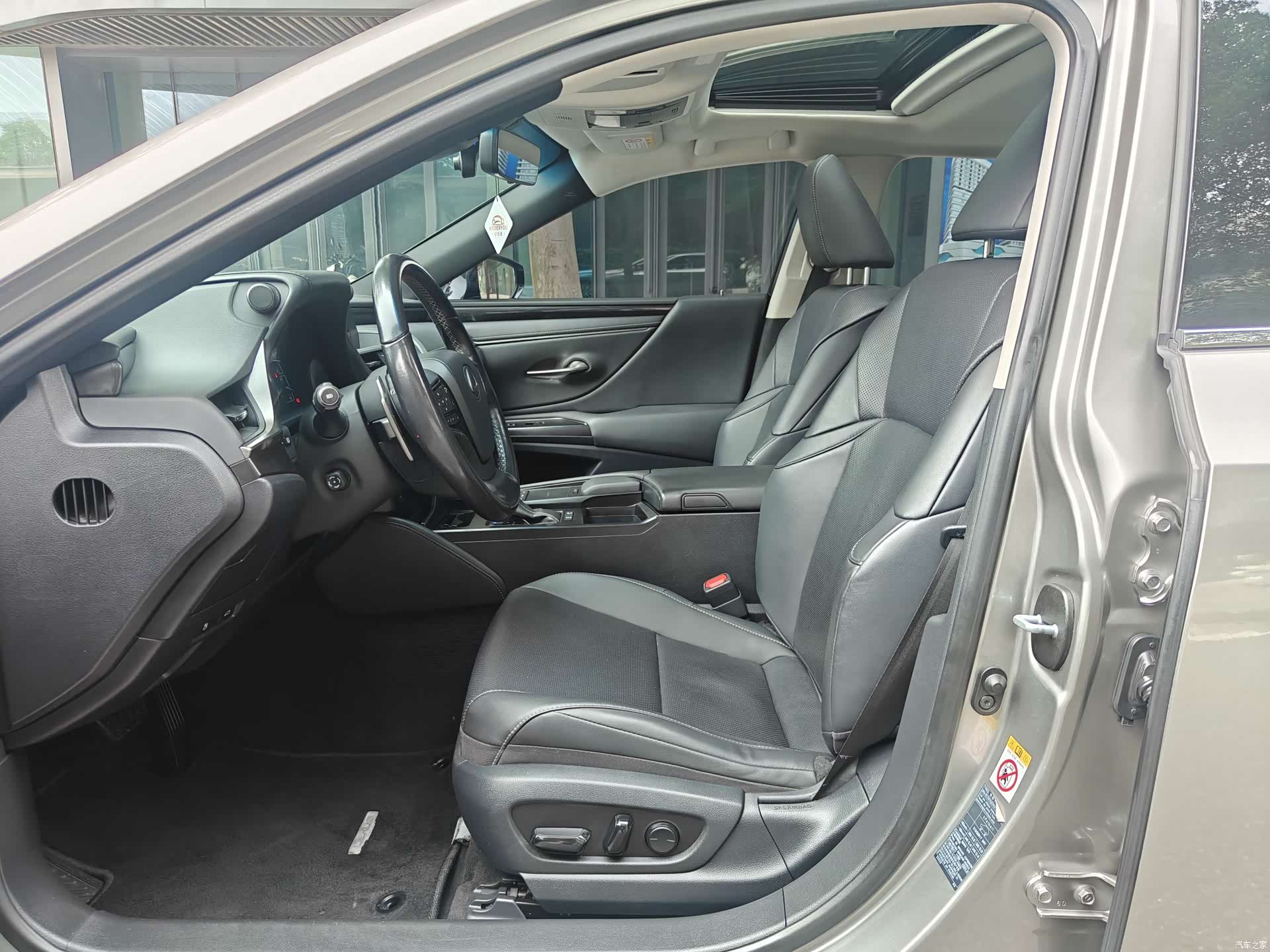 Lexus ES, 2019 все фото