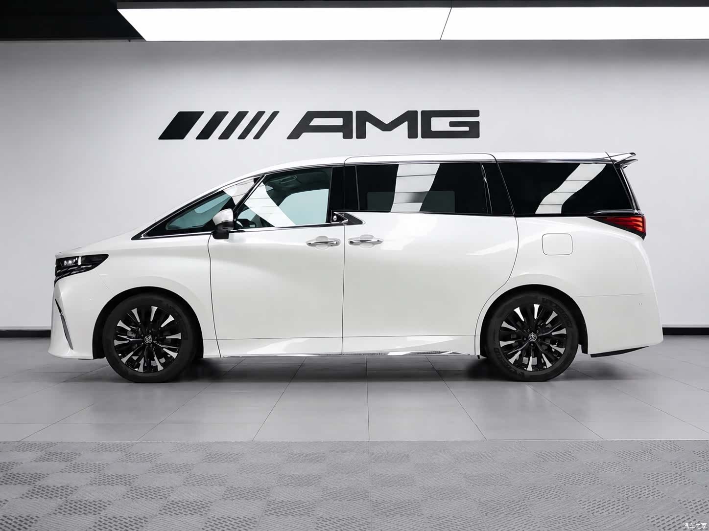 Toyota Alphard, 2024 4