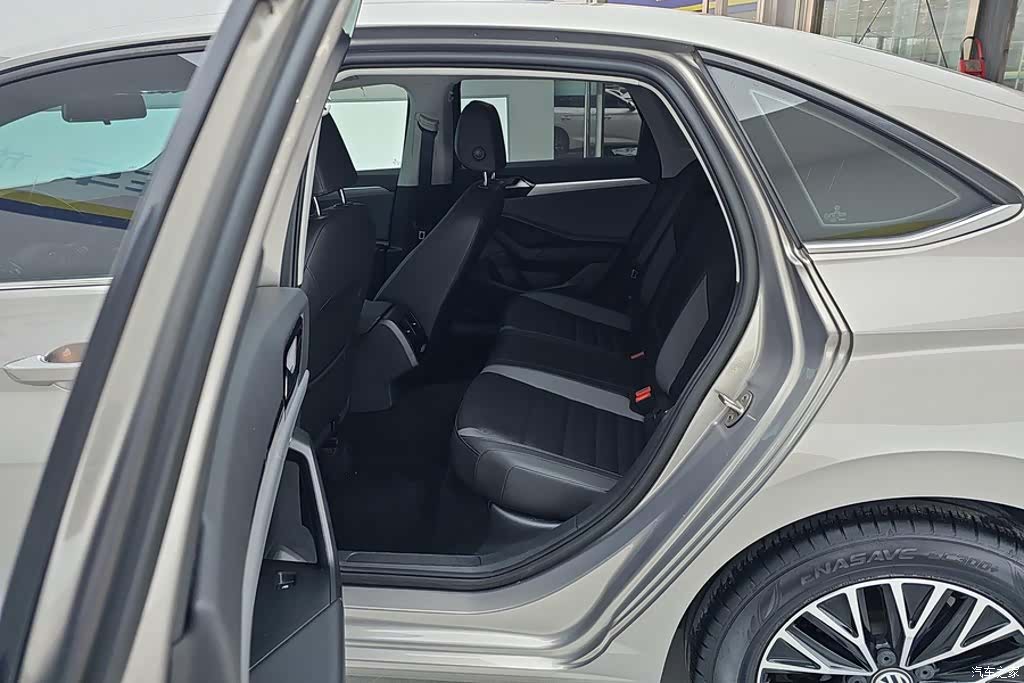 Volkswagen Sagitar, 2020 11