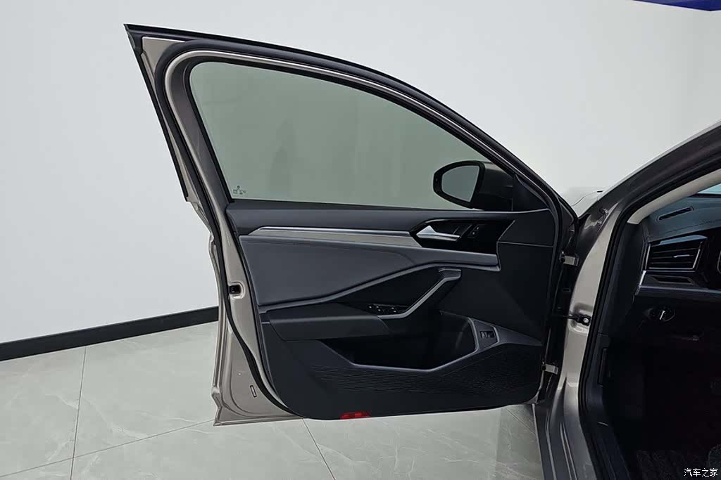 Volkswagen Sagitar, 2020 7