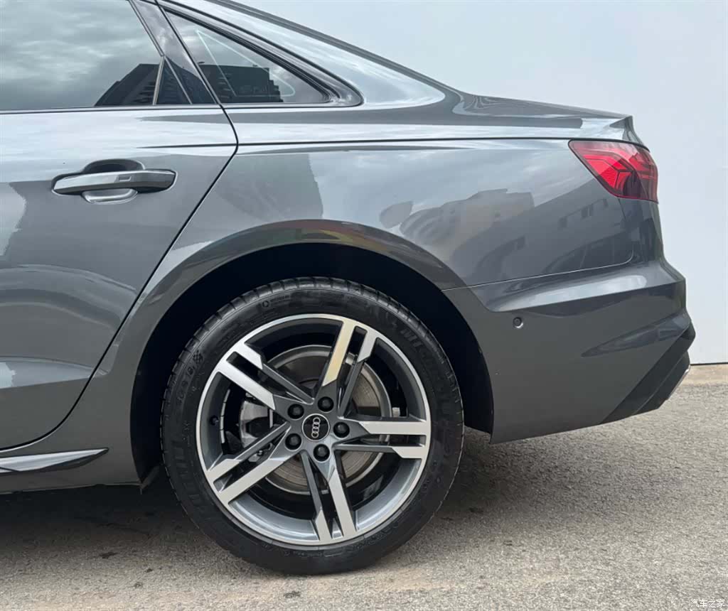 Audi A4L, 2023 все фото