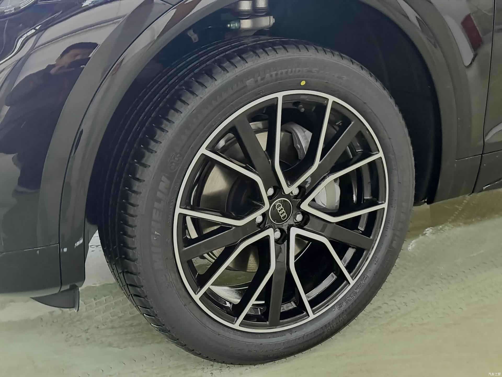 Audi Q5L, 1900 3