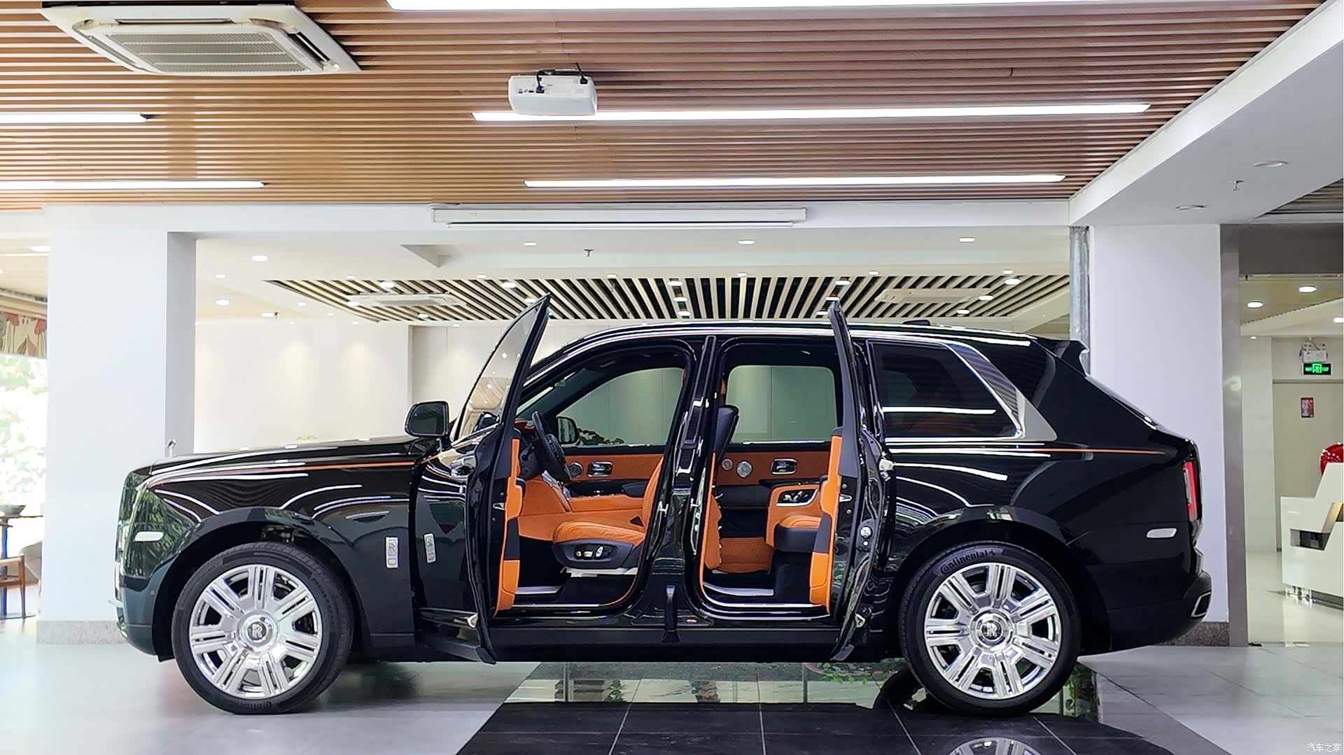 Rolls-Royce Cullinan, 2022 4