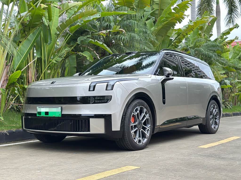 Lynk & Co 900