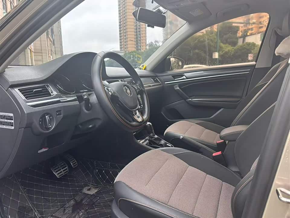 Volkswagen C-TREK Wei Collar