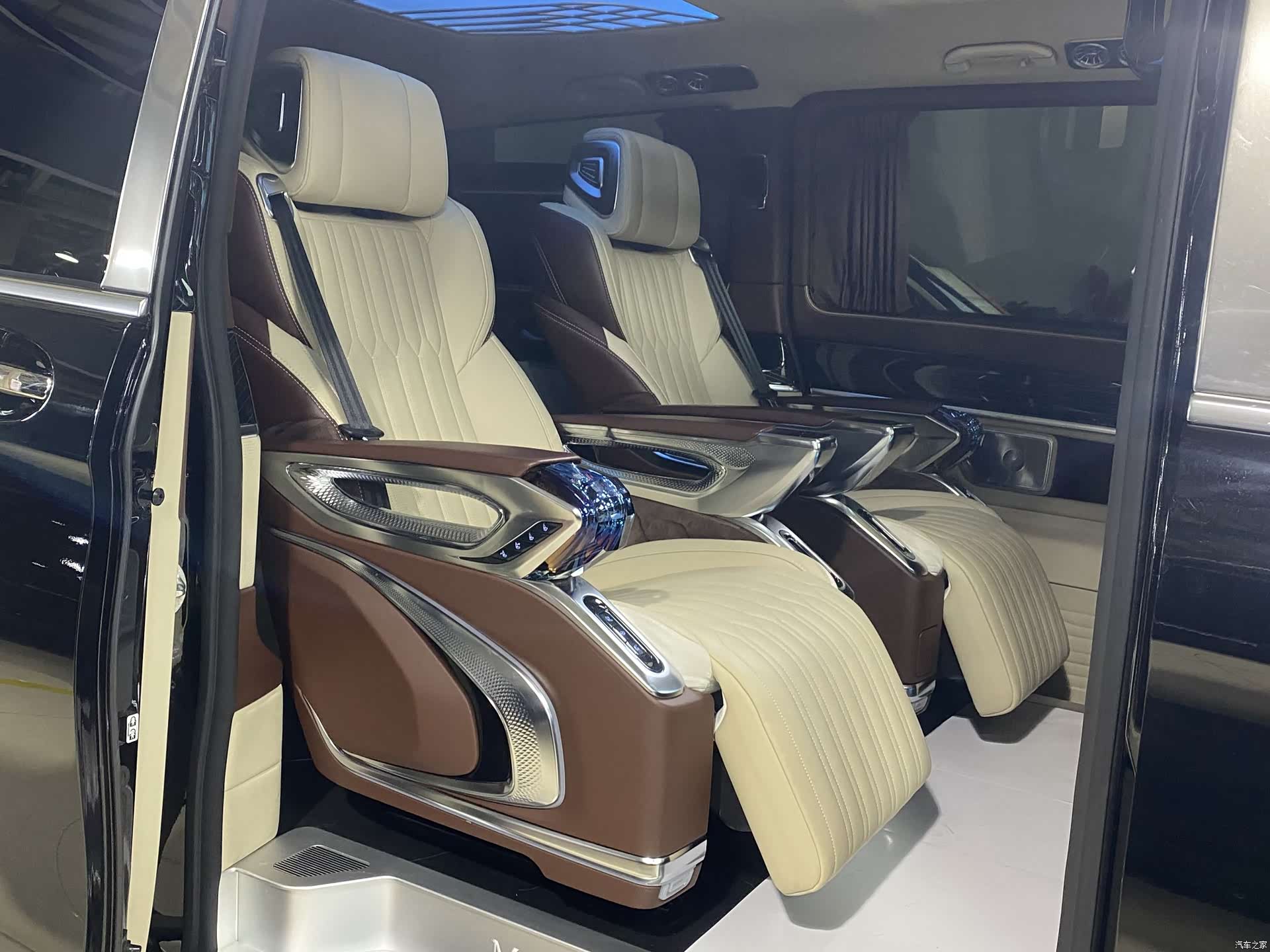 Mercedes-Benz V-Class, 2024 14