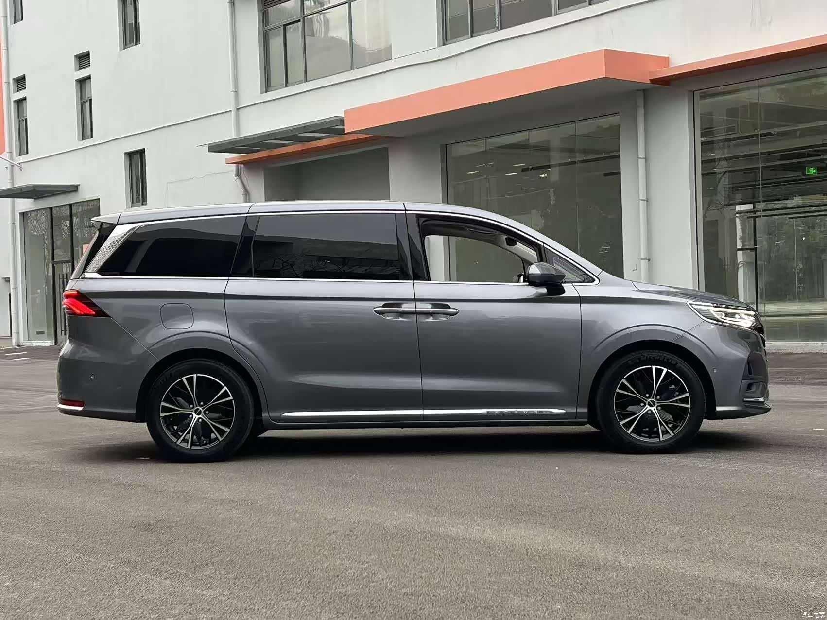 Roewe iMAX8, 2025 12