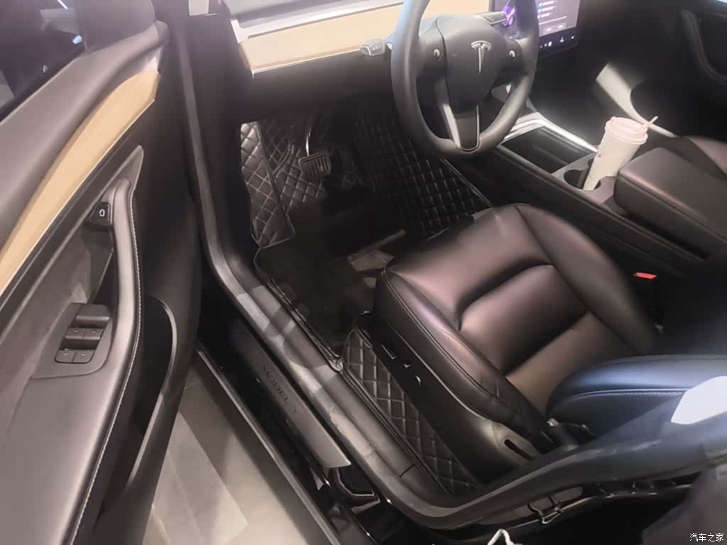 Tesla Model Y, 2023 16
