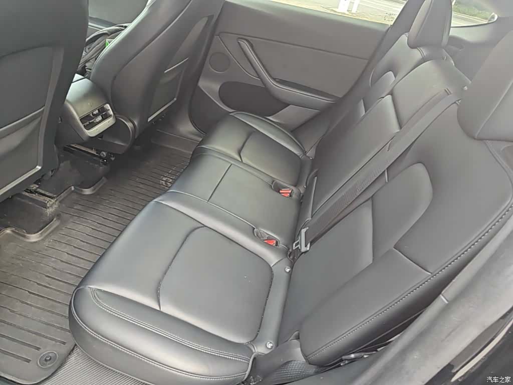 Tesla Model Y, 2024 17