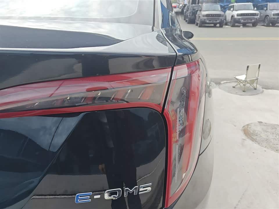 Hongqi E-QM5