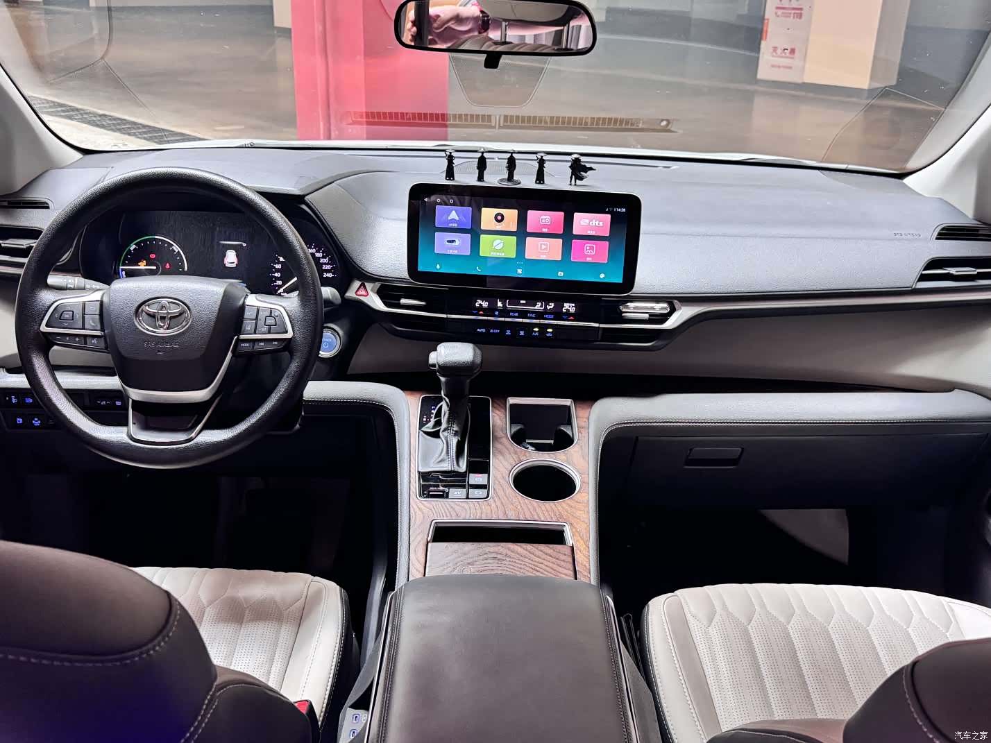 Toyota Sienna, 2023 все фото