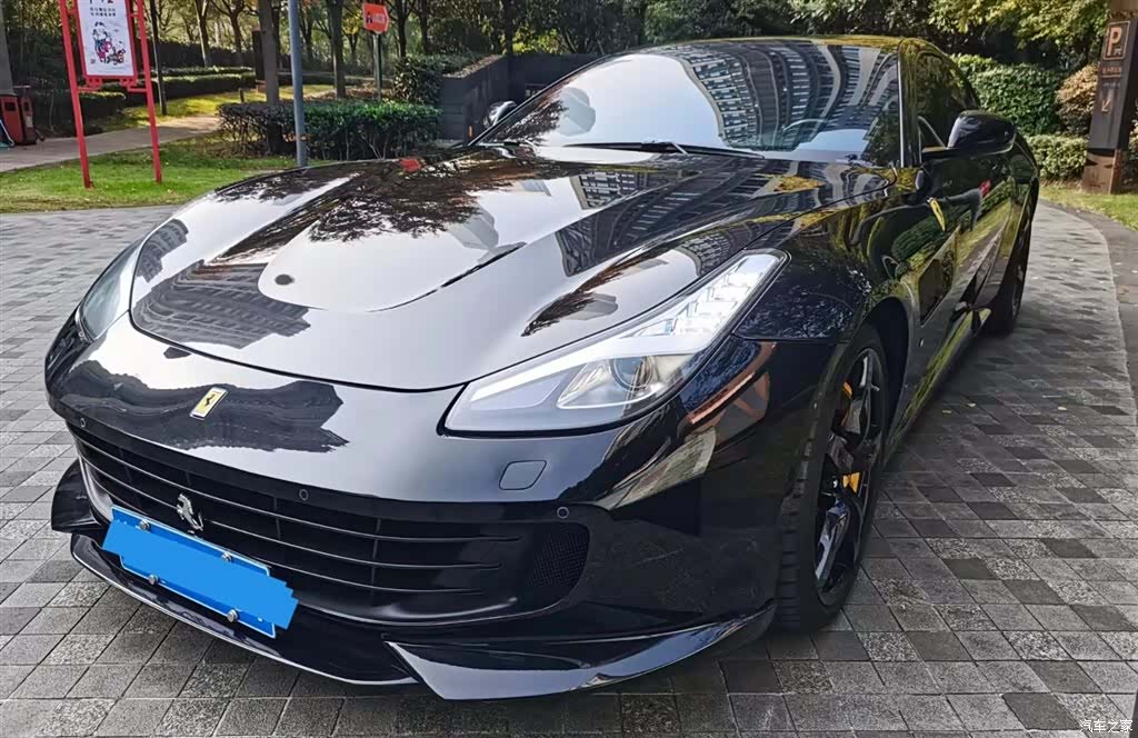 Ferrari GTC4Lus