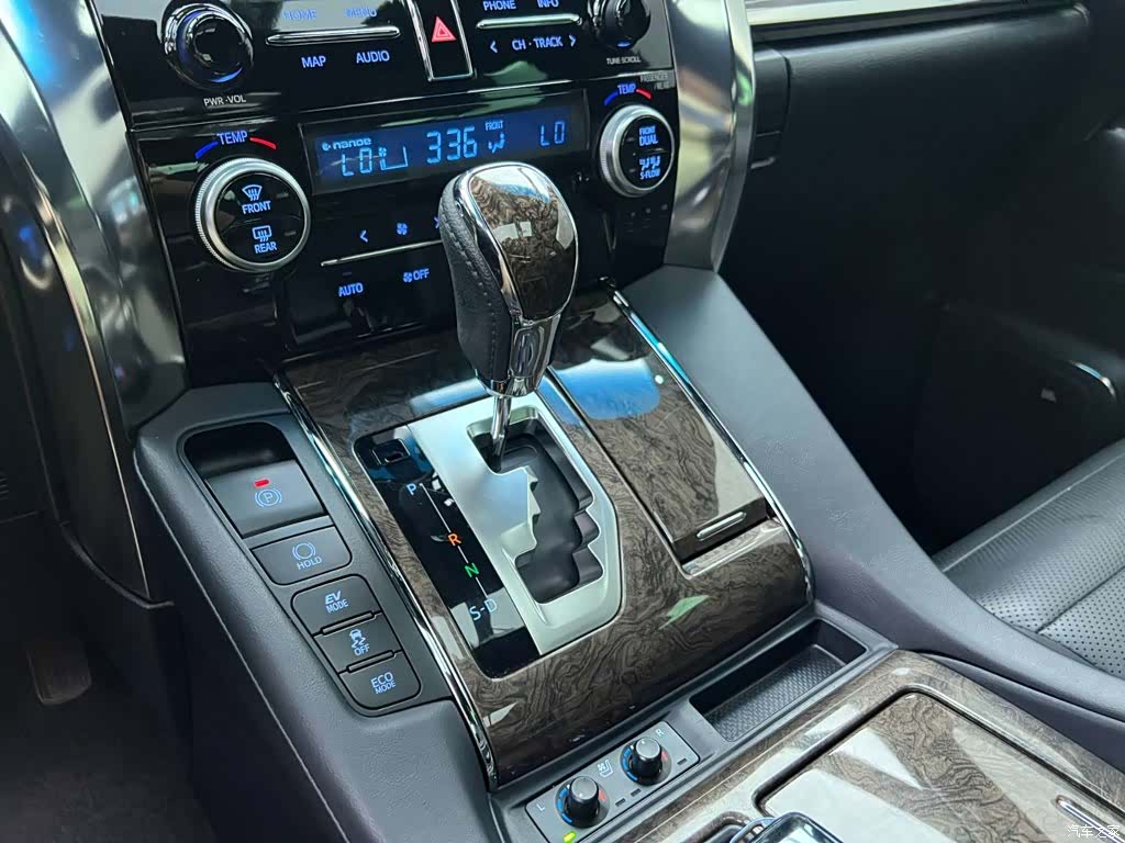 Toyota Vellfire, 2023 12