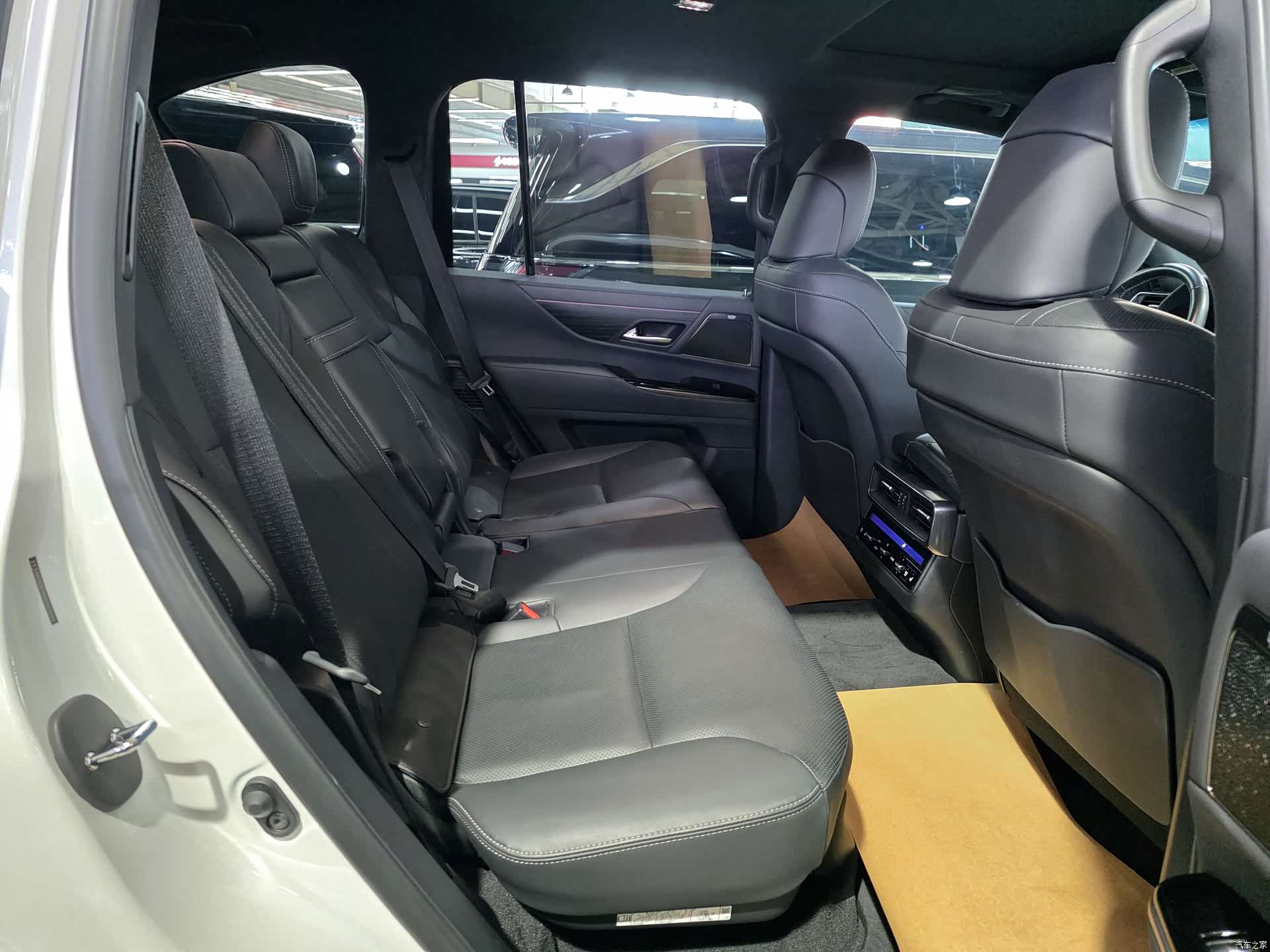 Lexus LX, 2023 21