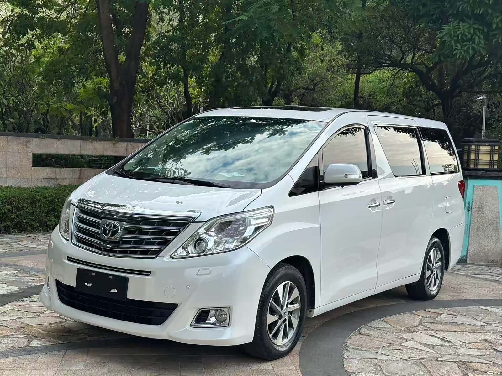 Toyota Alphard, 2014 1
