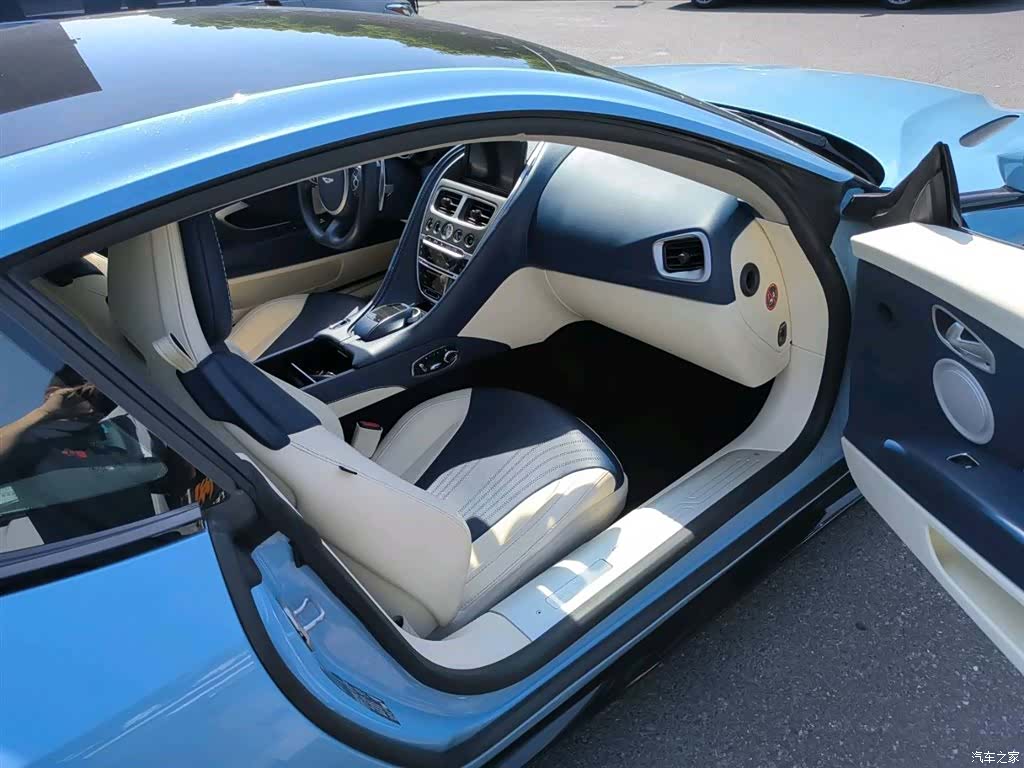 Aston Martin DB11, 2020 13