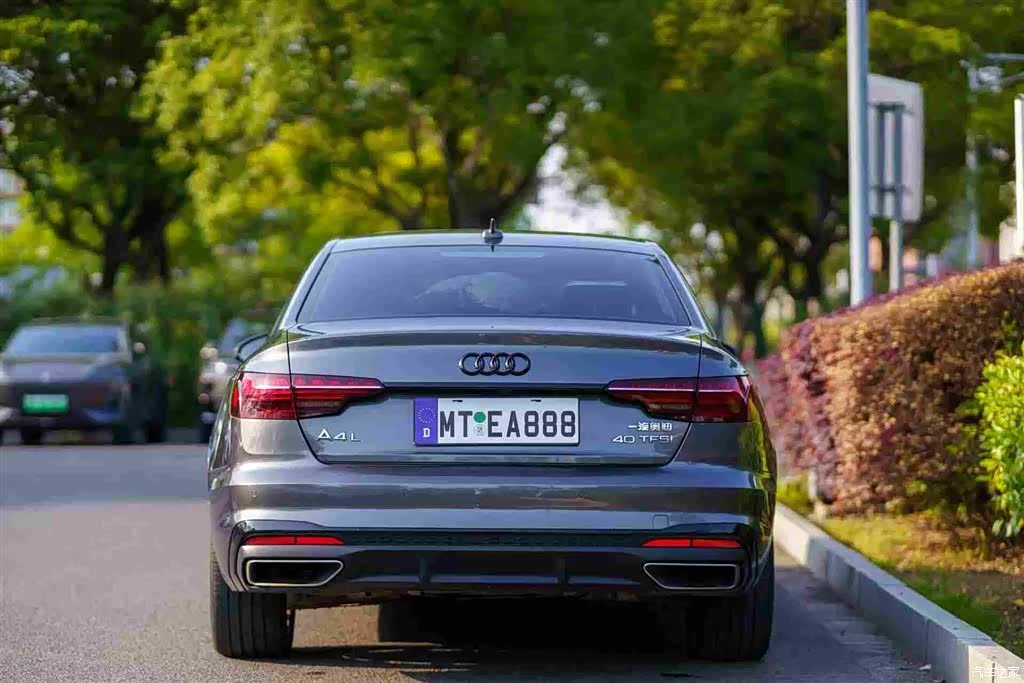 Audi A4L, 2022 все фото