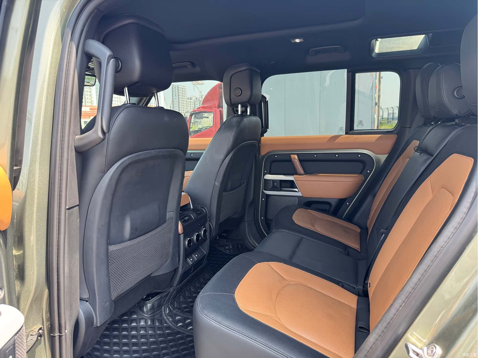 Land Rover Defender, 2023 15