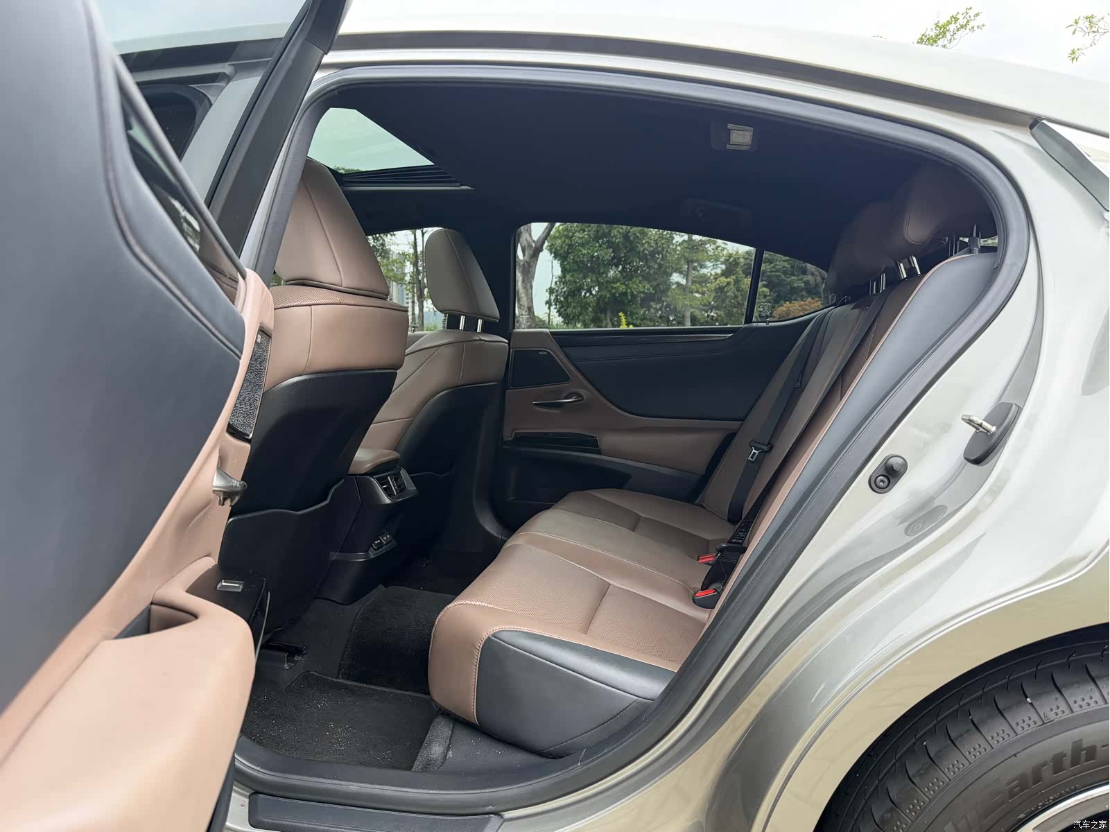 Lexus ES, 2023 все фото