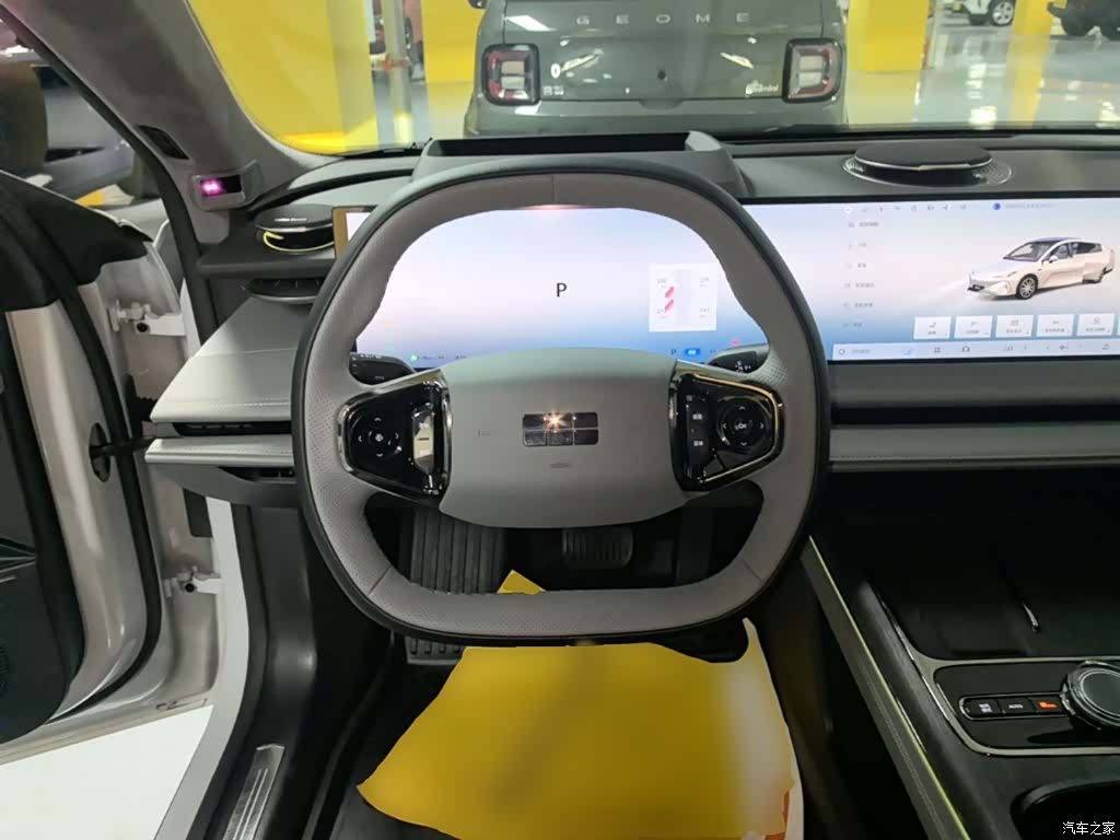Geely E8, 2025 11