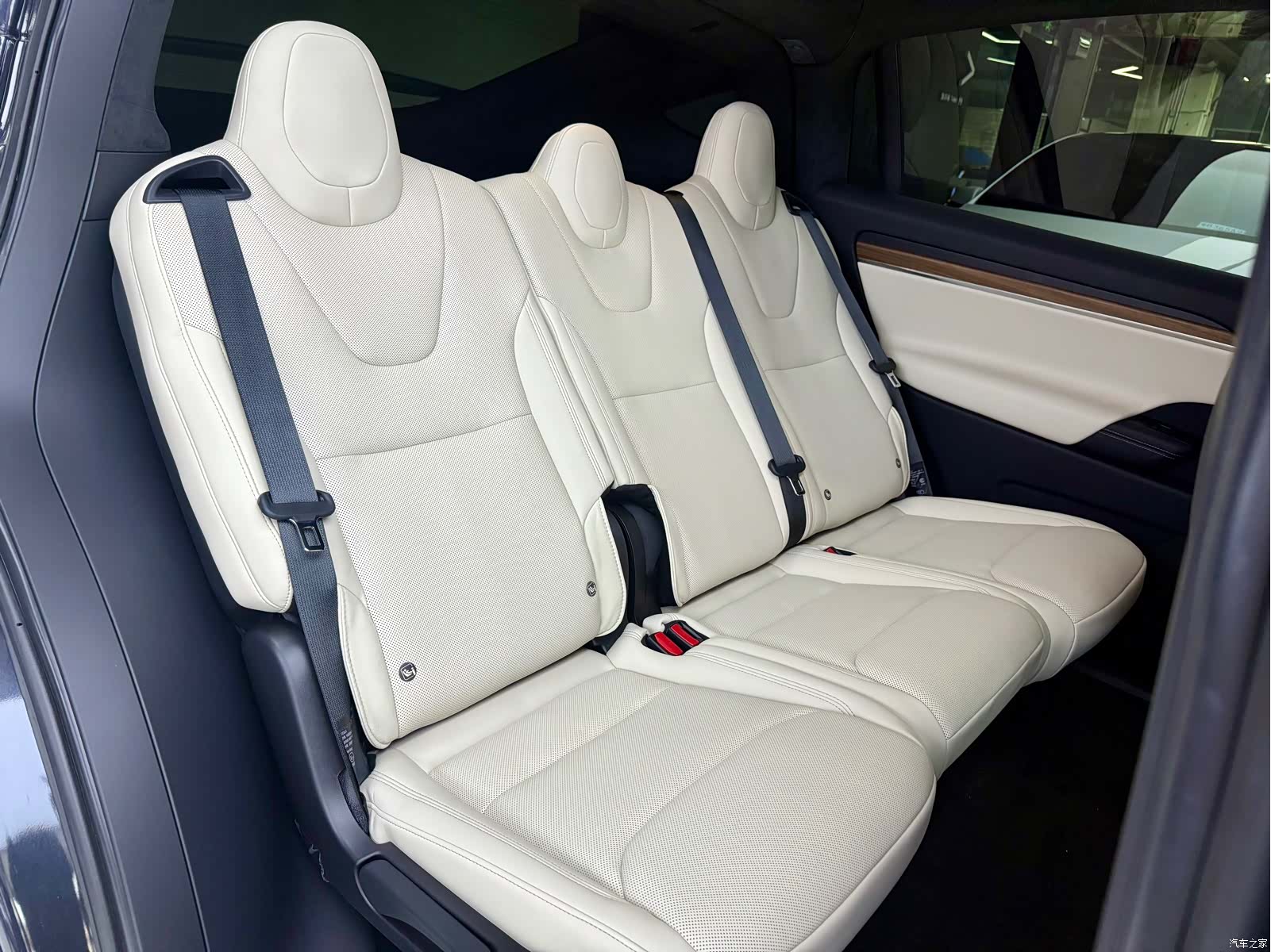 Tesla Model X, 2024 13