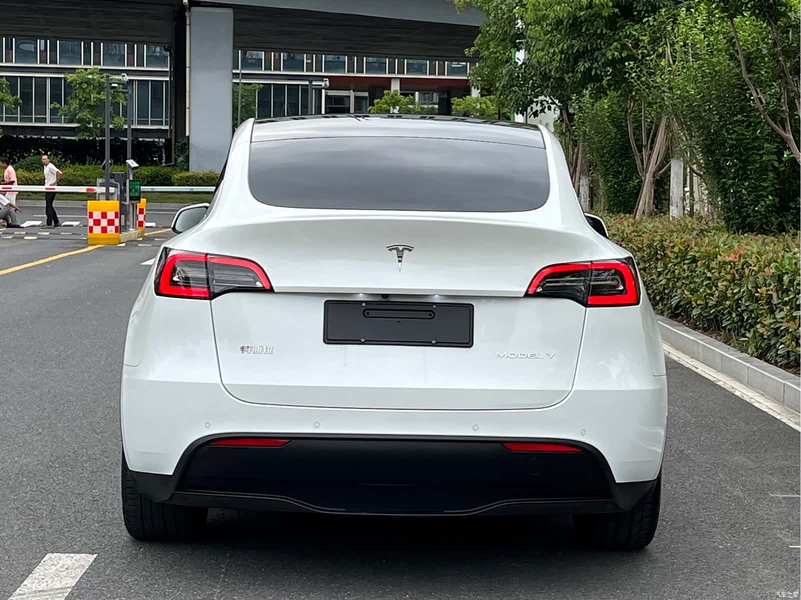 Tesla Model Y, 2023 4