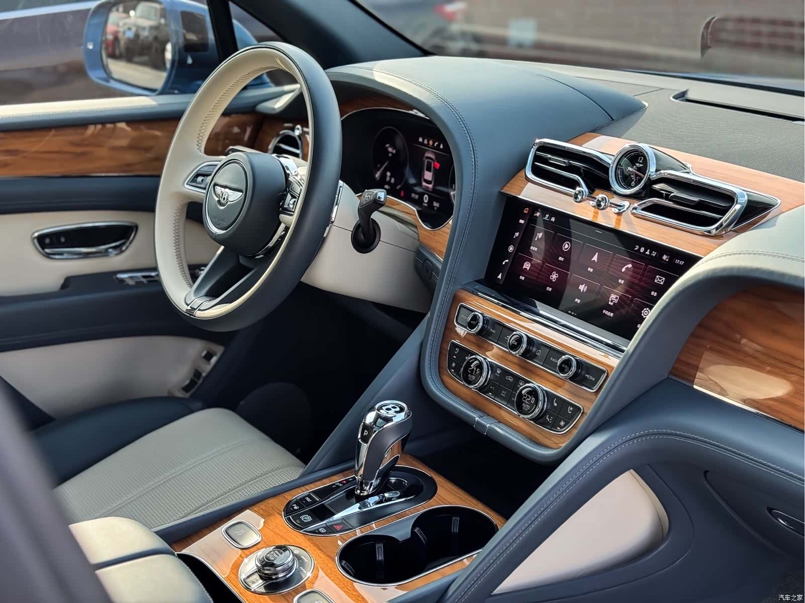 Bentley Bentayga, 2021 11