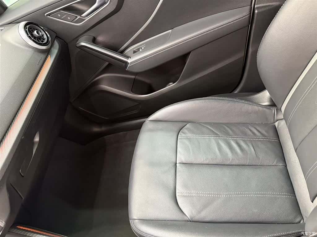 Audi Q2L, 2023 13