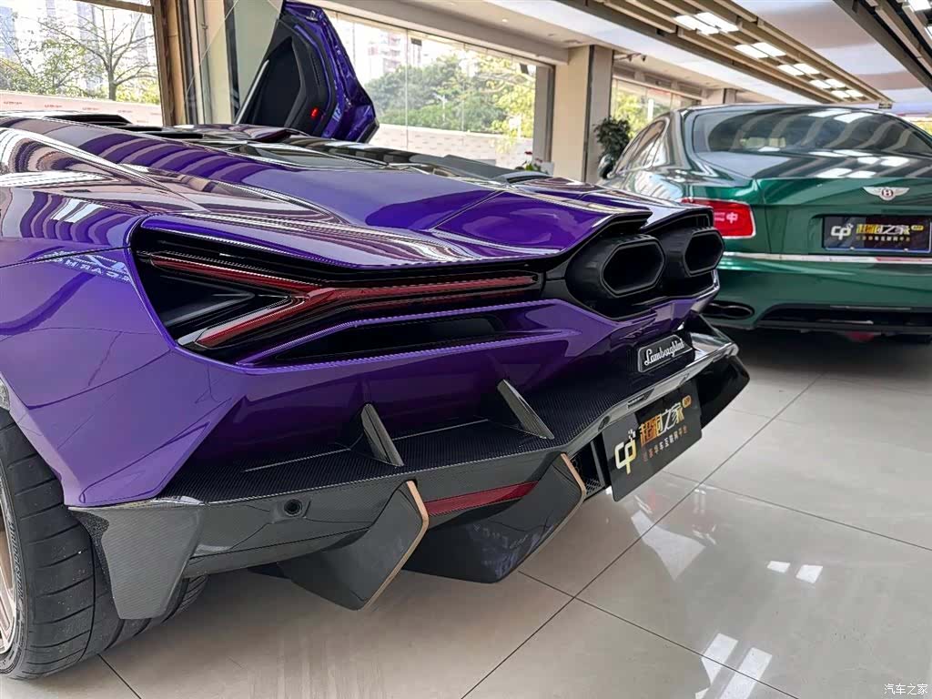 Lamborghini Revuelto, 2025 6