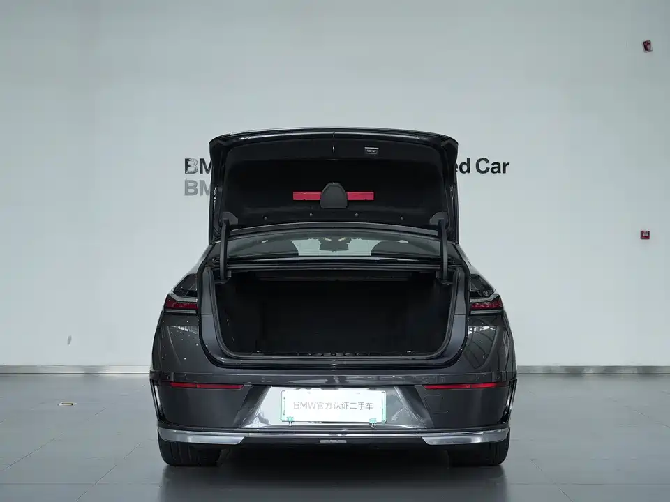 BMW i7