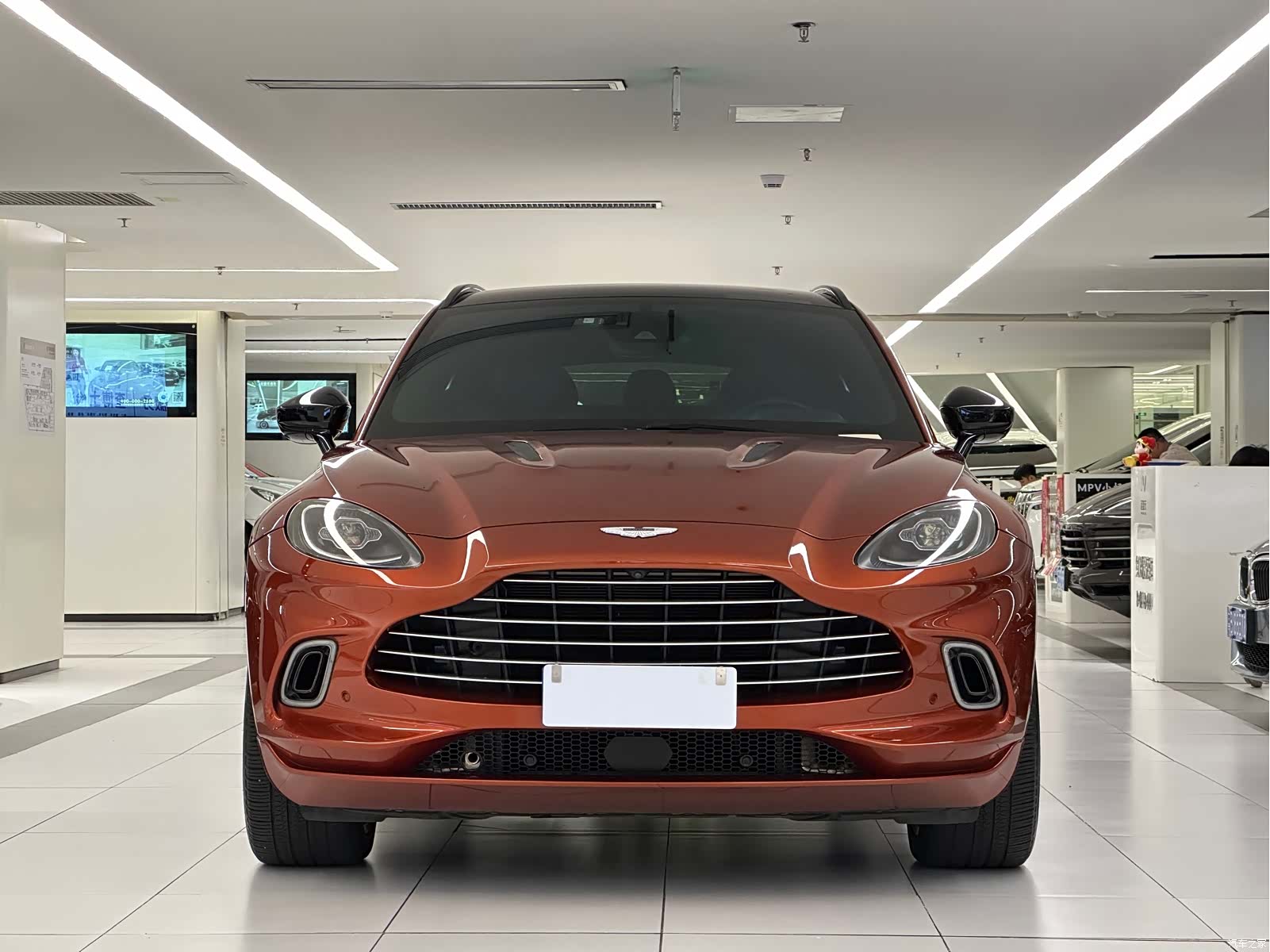 Aston Martin DBX, 2021 2