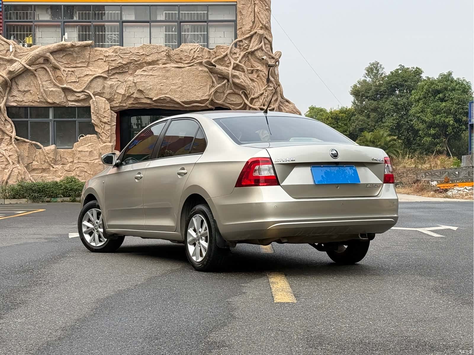 Skoda Rapid, 2014 3