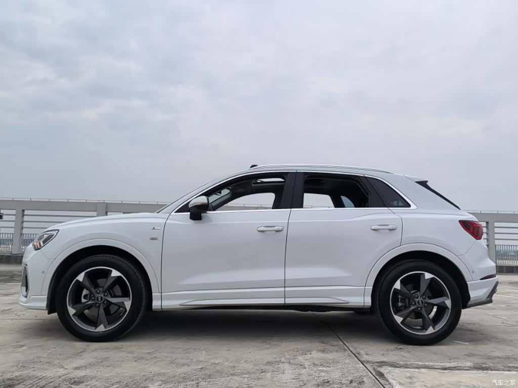Audi Q3, 2023 3