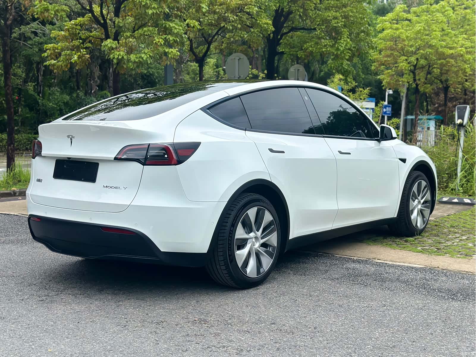 Tesla Model Y, 2022 все фото