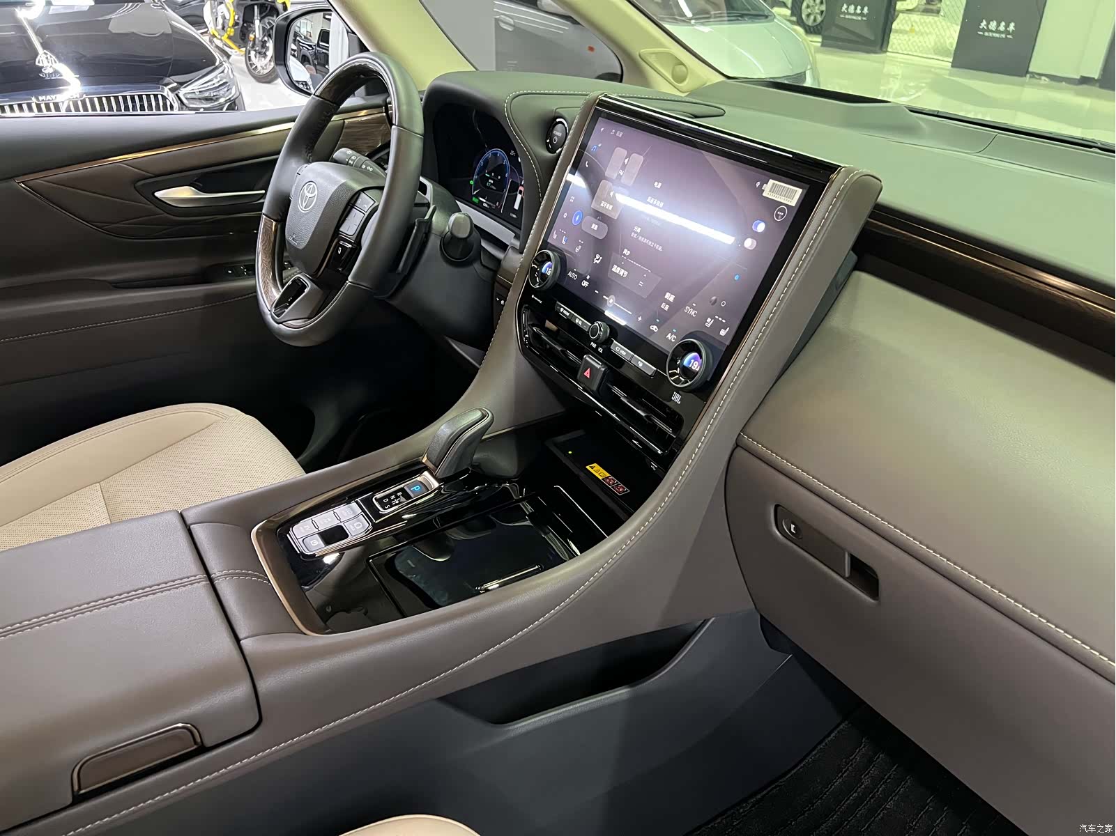 Toyota Alphard, 2025 27