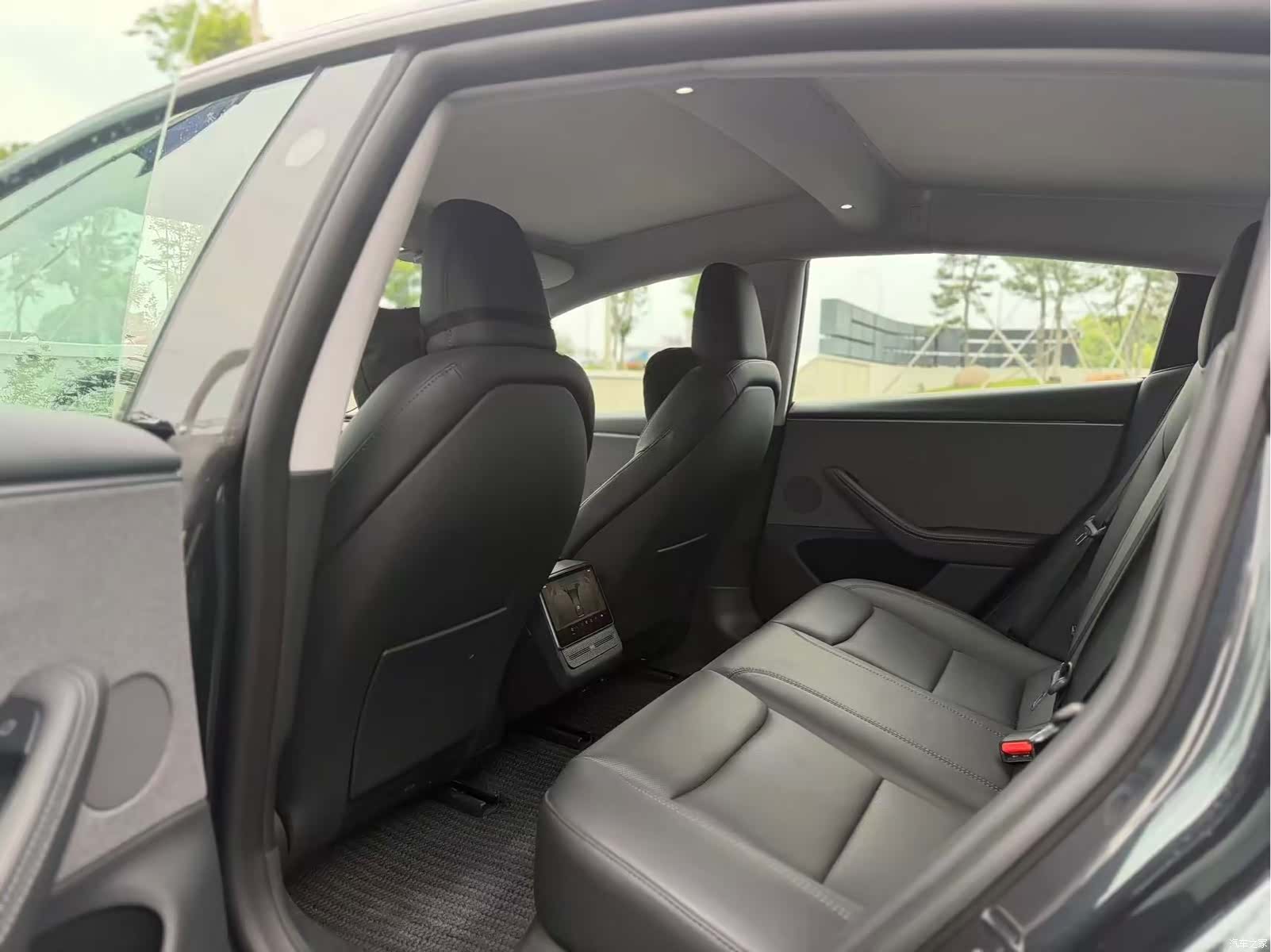 Tesla Model 3, 2025 15