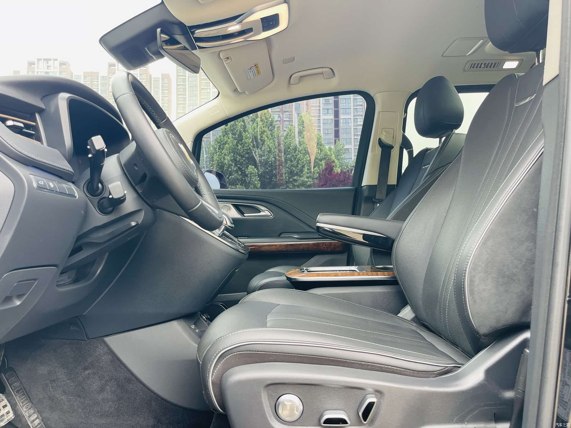 Hongqi HQ9, 2023 10