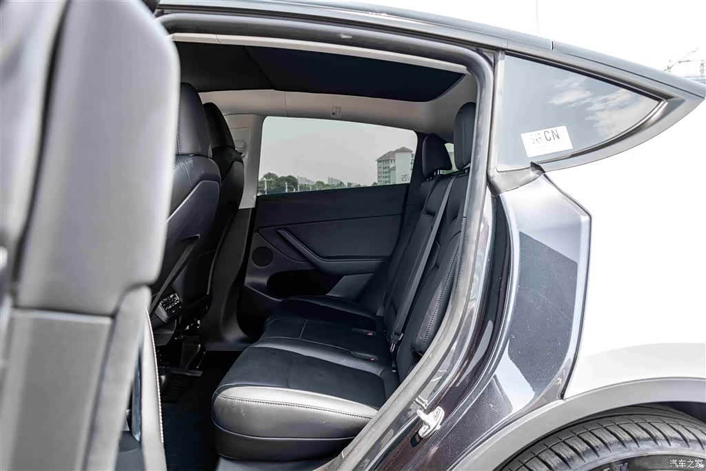 Tesla Model Y, 2024 17