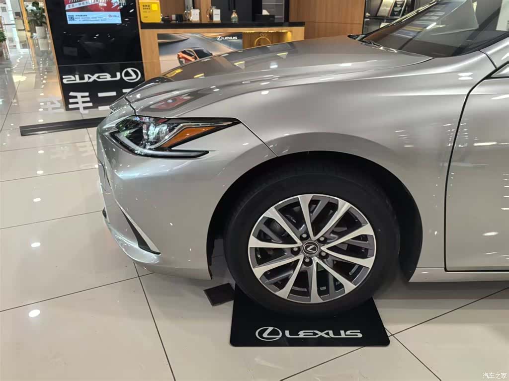 Lexus ES, 2022 все фото