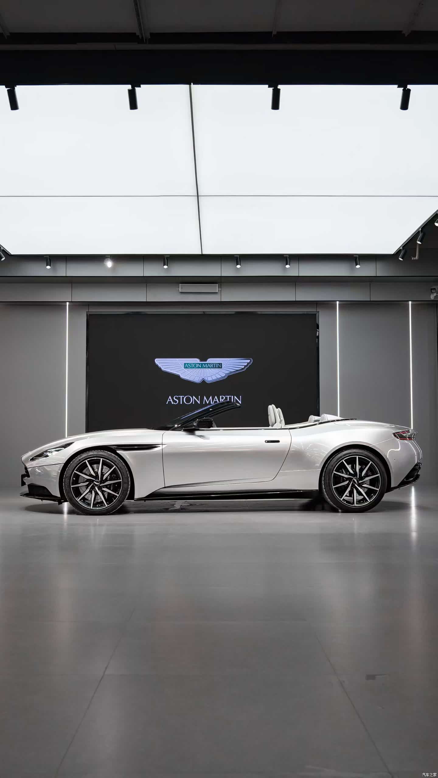 Aston Martin DB11, 2023 3