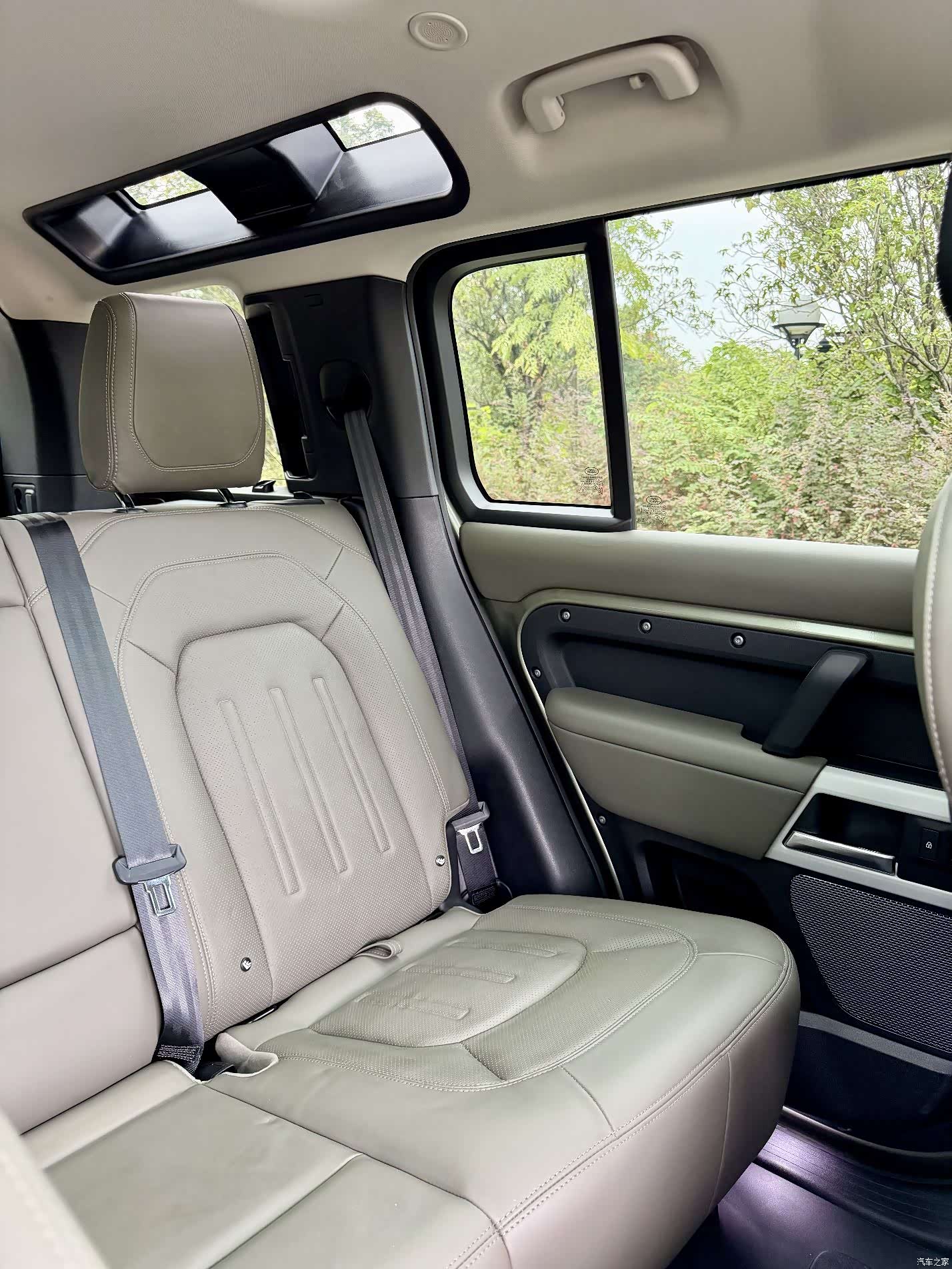 Land Rover Defender, 2020 16