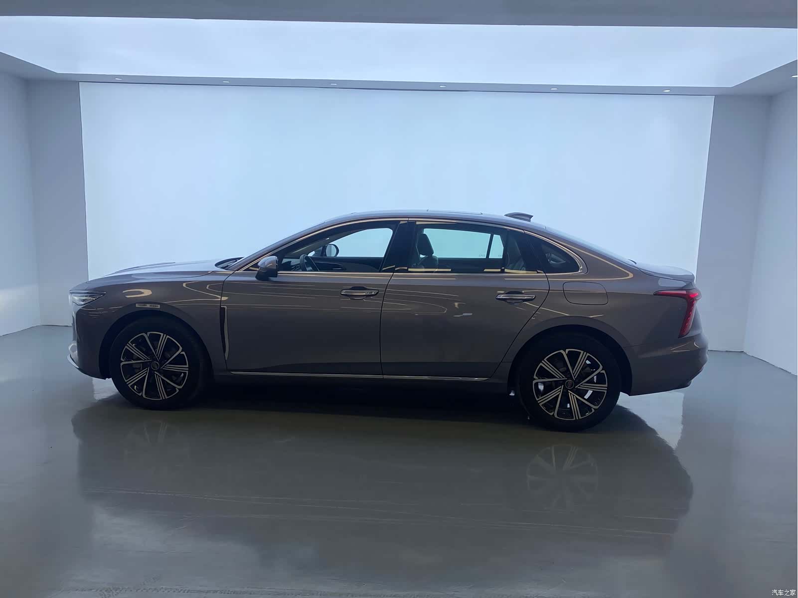 Hongqi H5, 2025 4