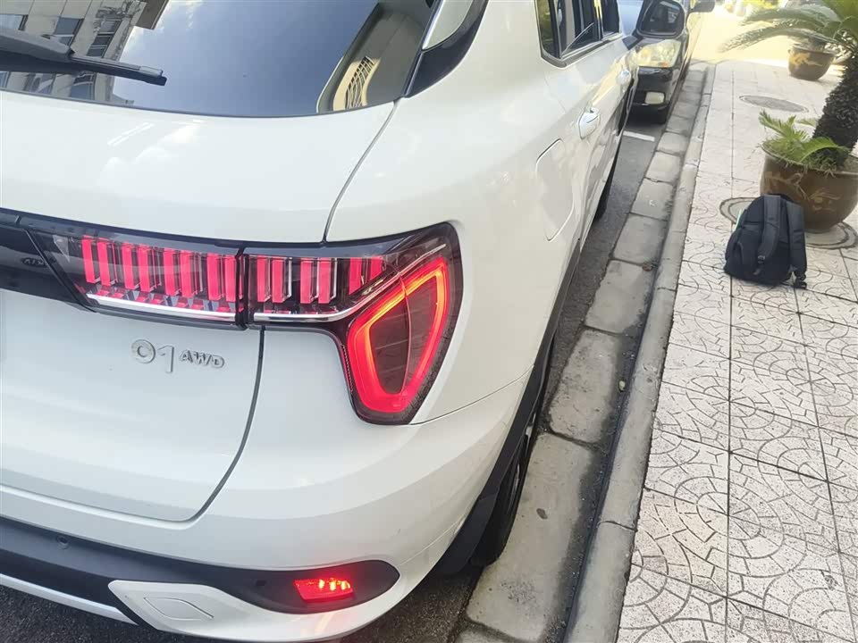 Lynk & Co 01