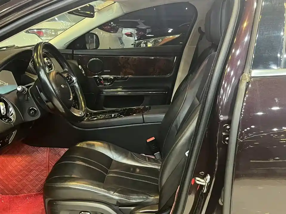 Jaguar XJ Jaguar XJ